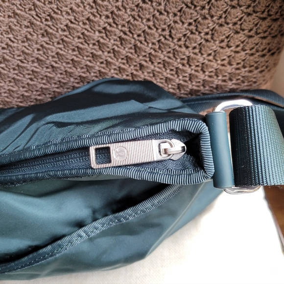 NWOT- Lululemon Gym Shoulder/City Bag - Picture 11 of 16